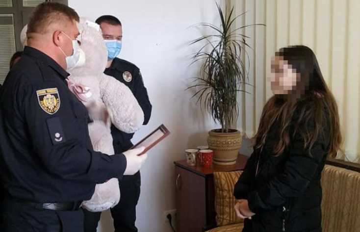 У Львові поліцейські подякували 11-річній дівчинці, яка брала участь у затриманні грабіжника