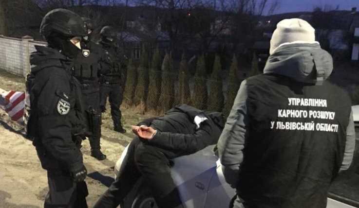 На Львівщині поліцейські затримали групу причетних до розбійних нападів на пасажирів автобусів
