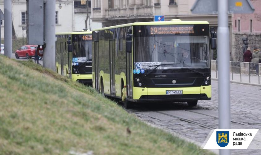 У Львові громадський транспорт переходить на роботу в режимі спецперевезень