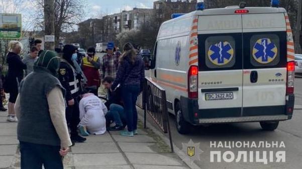 У Дрогобичі поліцейські спільно з небайдужими громадянами врятували місцевого мешканця, в якого почався епілептичний напад