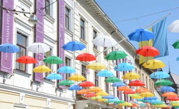 На вулиці Коперника традиційно встановлять кольорові парасолі