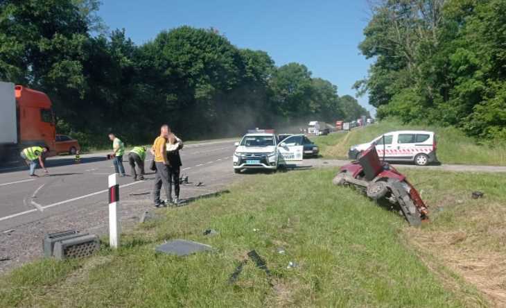 На  Львівщині  сталося потрійне автозіткнення між легковиками та автоцистерною 