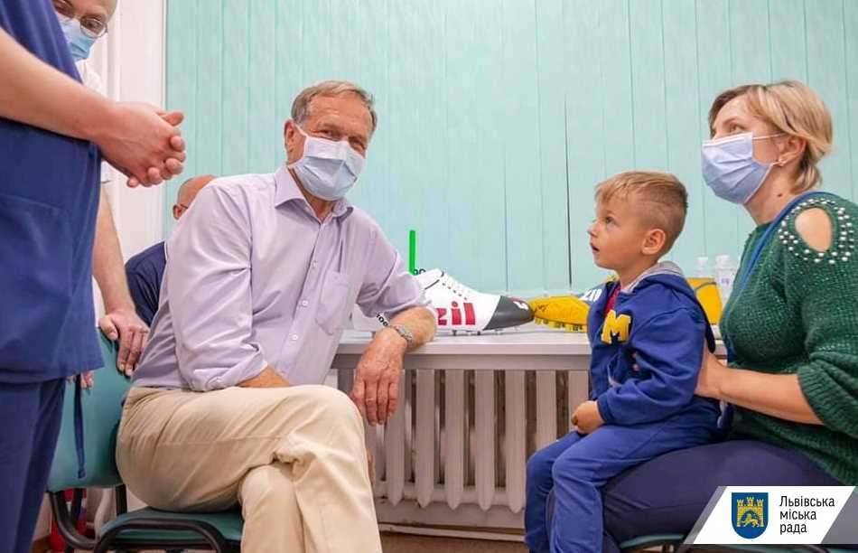 Понад 80 дітей зі складними вадами отримали допомогу від пластичного хірурга з Німеччини