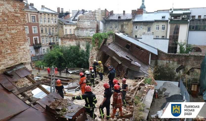 Під завалами стіни на вул. Руській, 8 загинула людина 