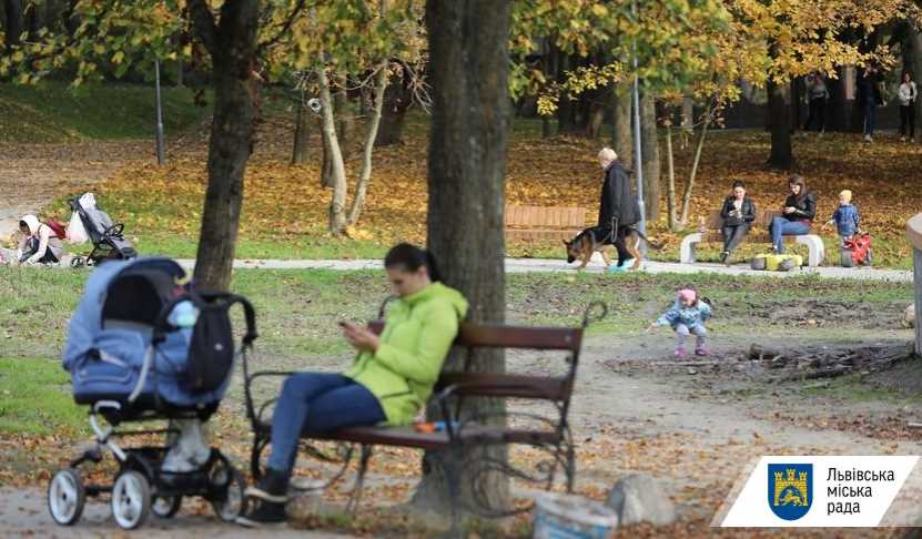 У парках Львова ремонтують та встановлюють лавки