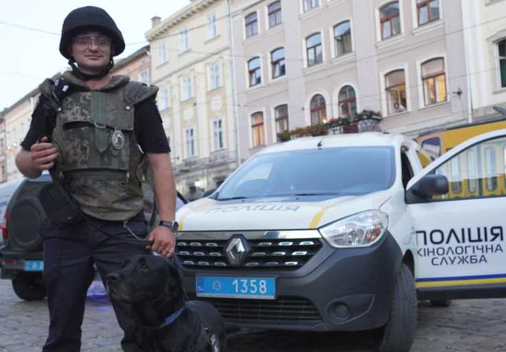 У Львові поліцейські допомогли чоловікові, якому раптово стало погано на вулиці