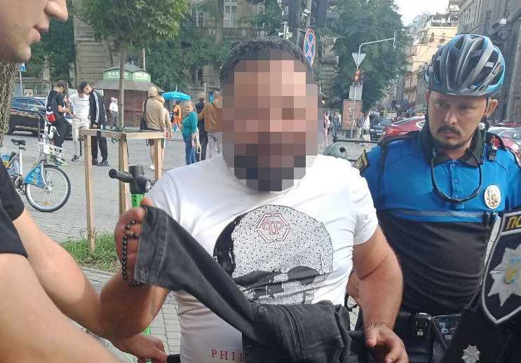 Поліцейські затримали зловмисника, який стріляв у кафе в центрі Львова