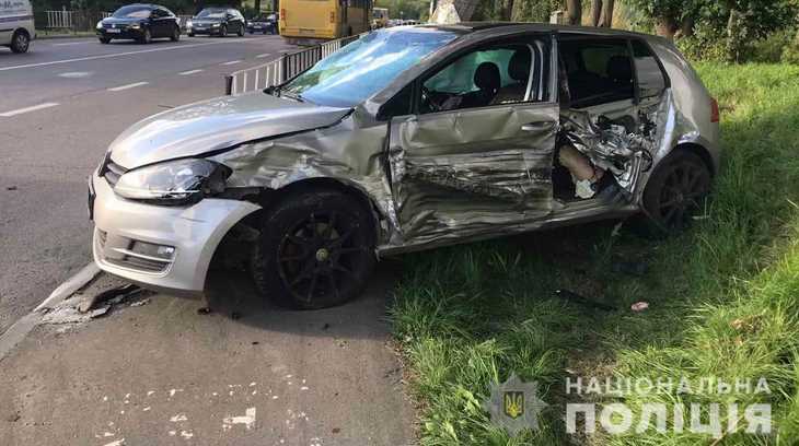 Внаслідок автозіткнення поблизу Львова травмовані водій і перехожий