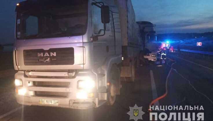 На Львівщині внаслідок зіткнення двох вантажівок травмований водій