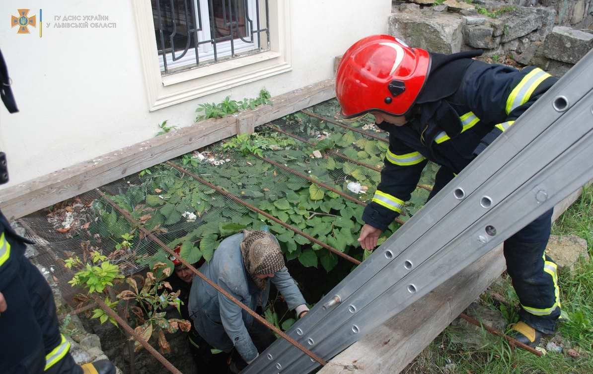 У Львові надзвичайники допомогли літній жінці вибратись з ями