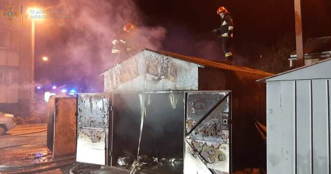 У Львові внаслідок пожежі знищено гараж та пошкоджено автомобіль