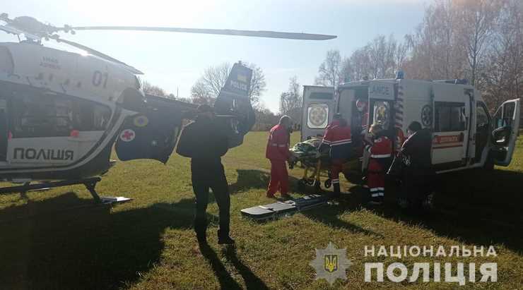 На Львівщині поліцейський гелікоптер доправив двох важко травмованих внаслідок ДТП до лікарні
