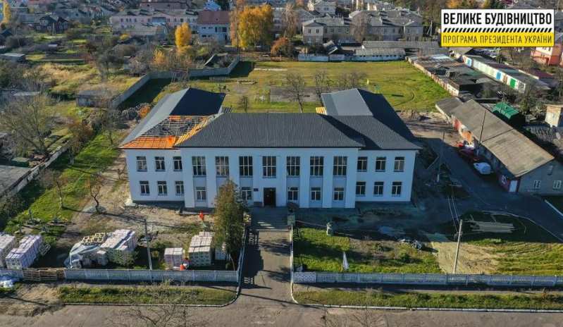 Триває реконструкція школи у смт Гірник