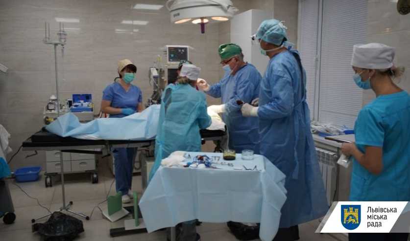 Відомий пластичний хірург з Німеччини безкоштовно оперує дітей у Львові
