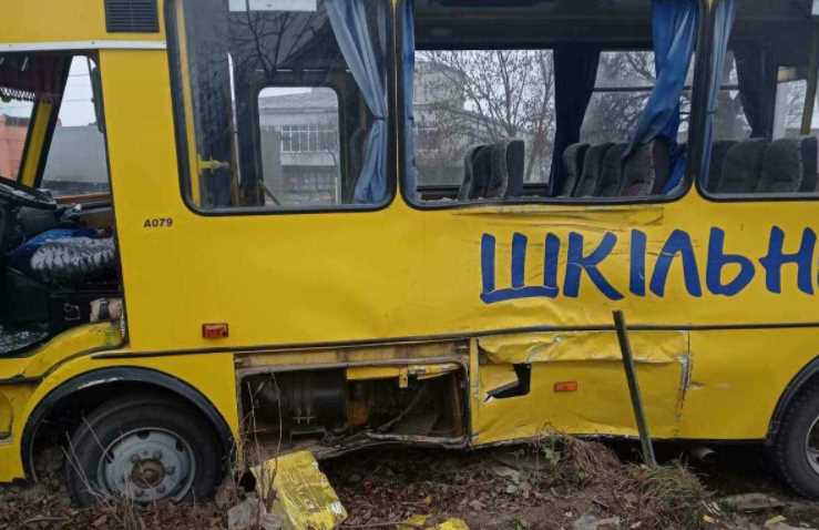 У Червоноградському районі внаслідок зіткнення шкільного автобуса та вантажівки травмовані неповнолітні