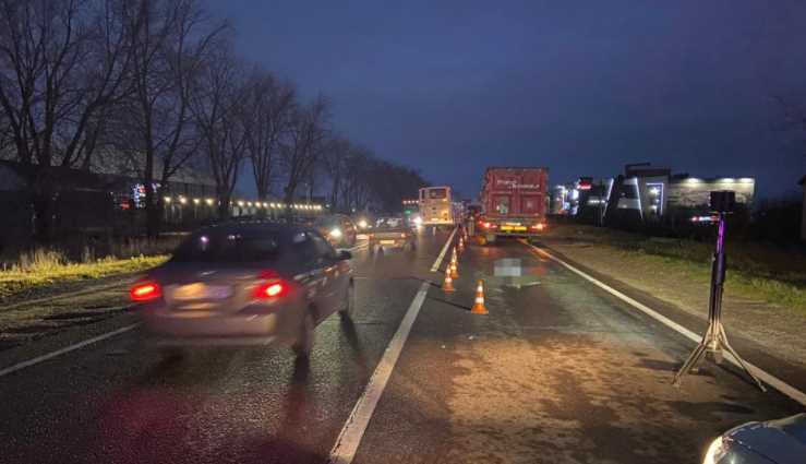 Поблизу Львова внаслідок наїзду вантажівки загинув пішохід