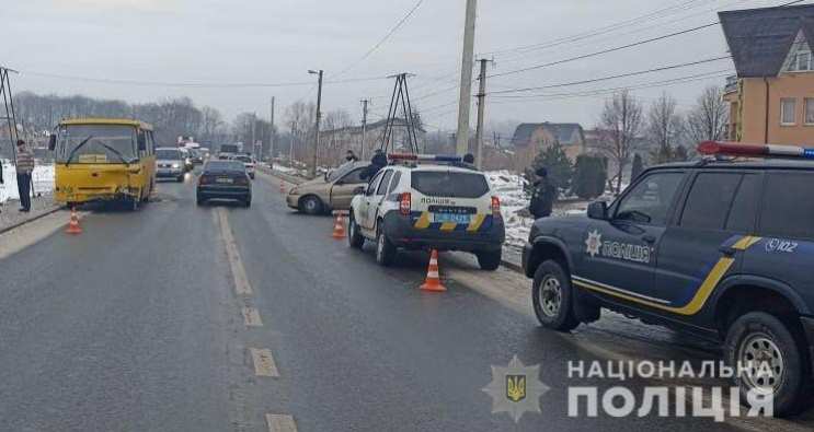 На Львівщині внаслідок зіткнення між рейсовим автобусом та легковиком травмовані троє осіб