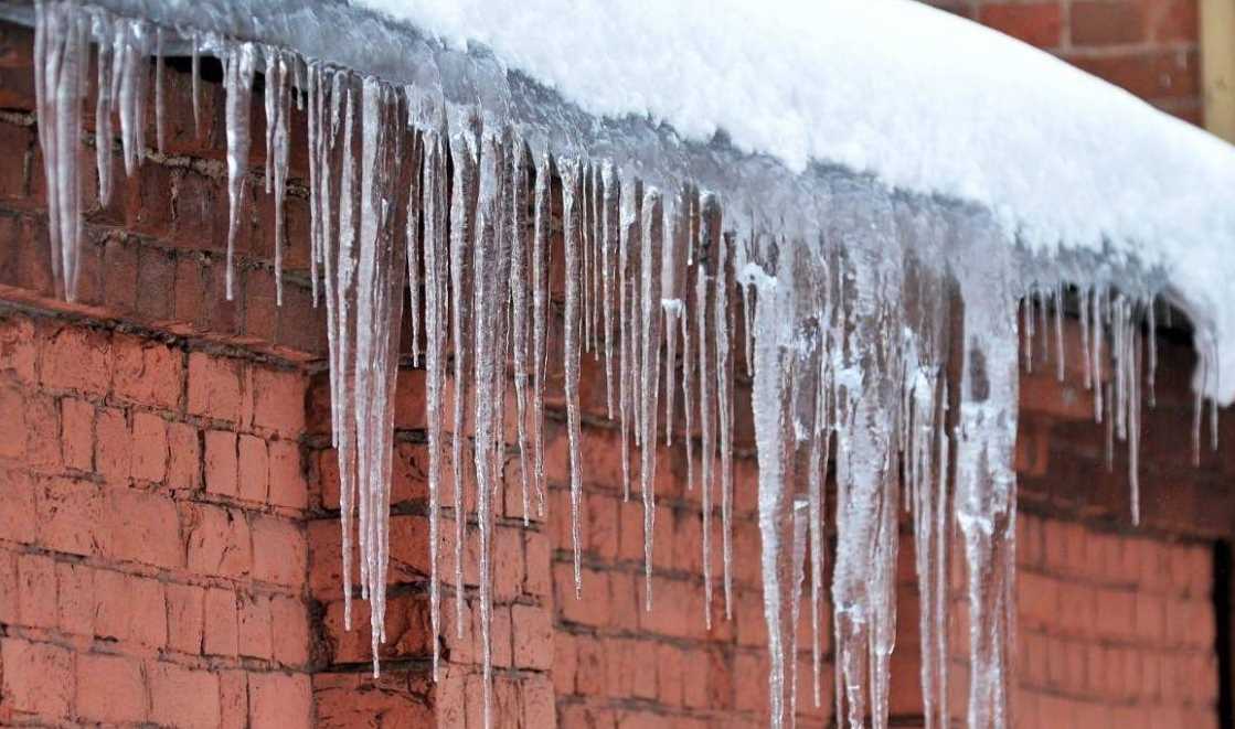 Львів’ян просять бути обачними - залишки снігу й бурульки можуть спадати з дахів будинків: