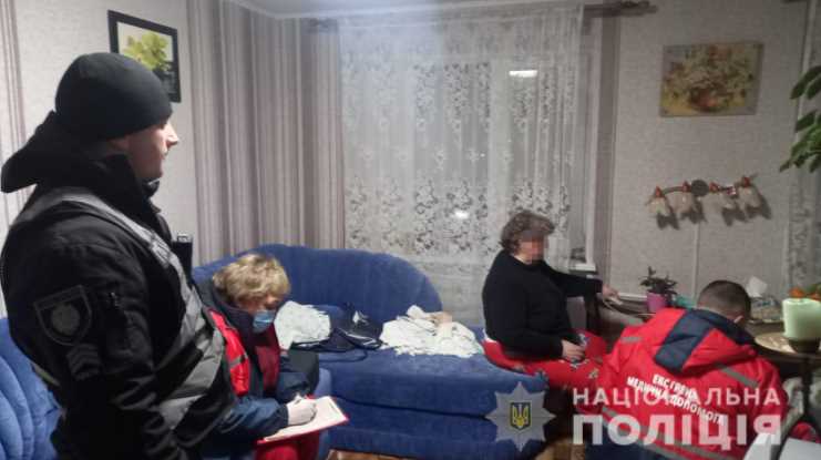 У Червонограді поліцейські врятували жінку, яку паралізувало у замкненій квартирі