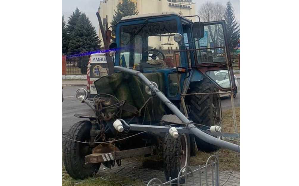 У Червонограді поліцейські врятували травмованого у ДТП водія трактора