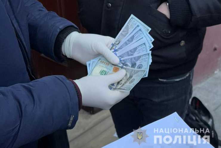 На Львівщині поліцейські викрили працівника Державної міграційної служби