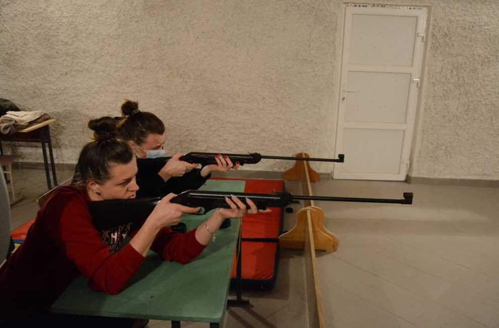 У шкільних тирах, після навчального процесу, батьки учнів мають змогу повчитись стріляти