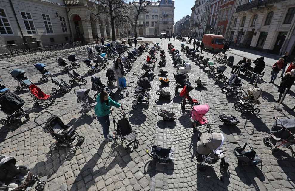 109 порожніх дитячих візочків: у Львові провели соціальну акцію, щоб нагадати світу про вбитих ворогом дітей