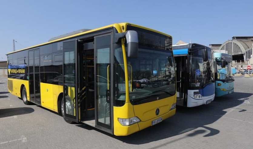 Львів отримав від польських міст 25 великих низькопідлогових автобусів та гуманітарну допомогу