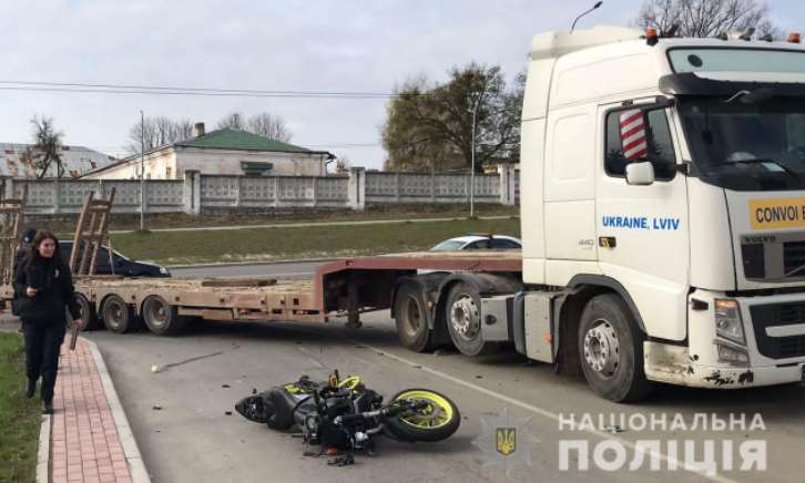 У Львові внаслідок зіткнення з вантажівкою загинув мотоцикліст