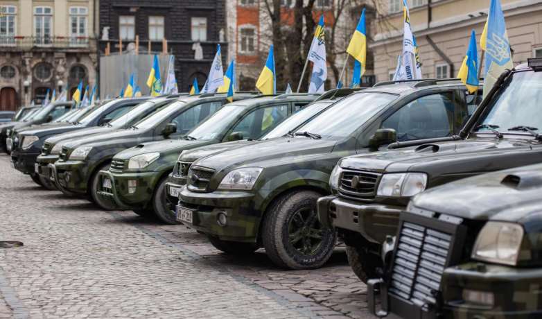 На Львівщину прибули 30 джипів та пікапів, які поїдуть до українських захисників на передовій