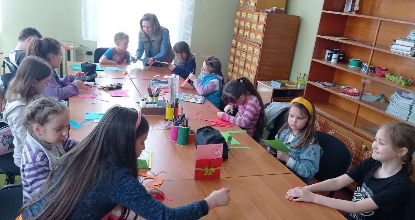 На Самбірщині діти виготовляють обереги для військових на передовій