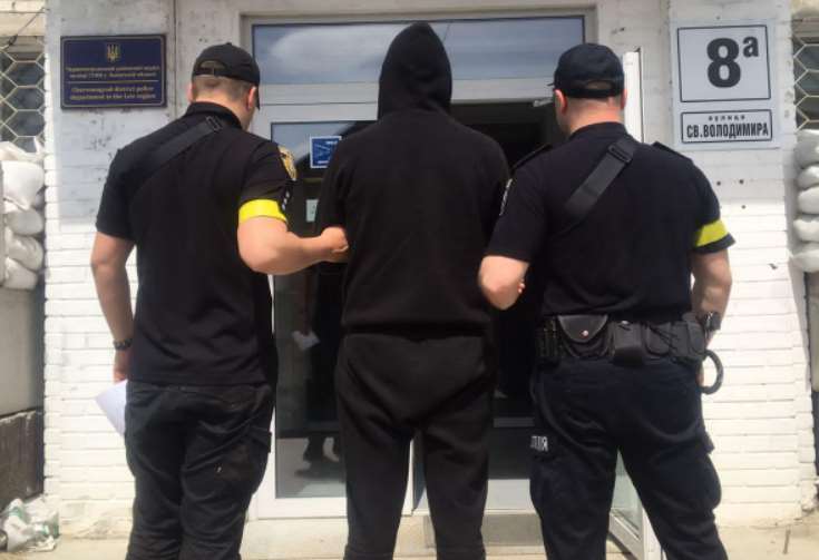 У Червонограді поліцейські затримали зловмисника, підозрюваного у зухвалому розбійному нападі