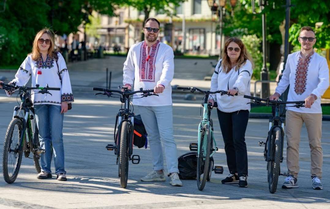У Львові пів сотні велосипедистів у вишиванках об’єднались для популяризації національного одягу та велоспорту