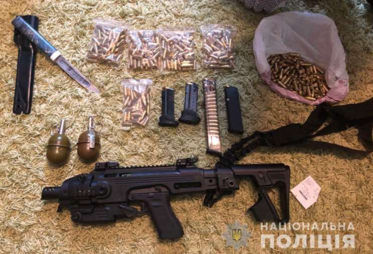 Львівські поліцейські затримали учасника угруповання, що «спеціалізувалося» на контрабанді та збуті зброї