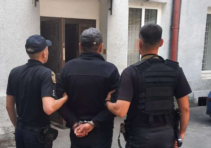 На Червоноградщині поліцейські затримали підозрюваного у вчиненні крадіжки з магазину