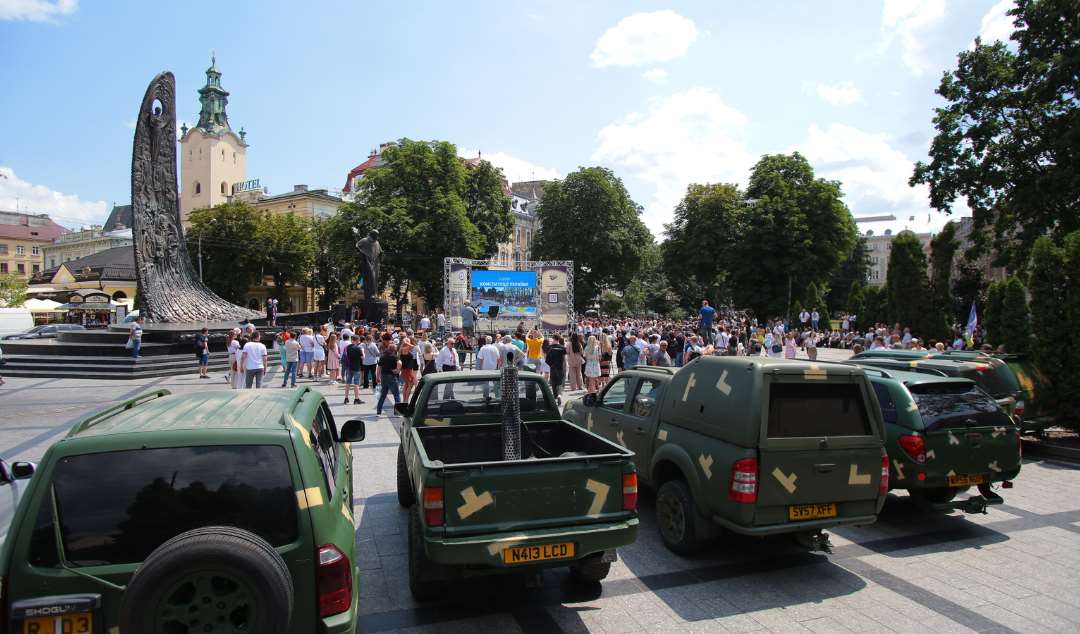 Двадцять автомобілів, пів тисячі бронежилетів та гумвантаж передали зі Львівщини українським захисникам