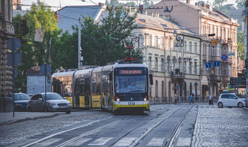Львівські трамваї та тролейбуси нагадуватимуть про щоденну хвилину мовчання гаслом «Герої не вмирають!»