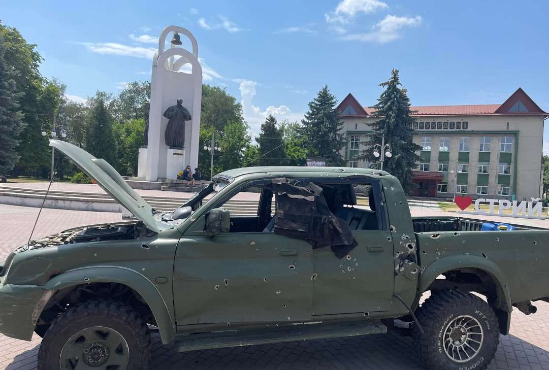 У Стрию презентували обстріляний ворогом автомобіль українських захисників