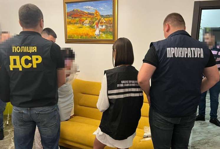 У Львові поліцейські затримали організаторку незаконного «трансферу» чоловіків за кордон