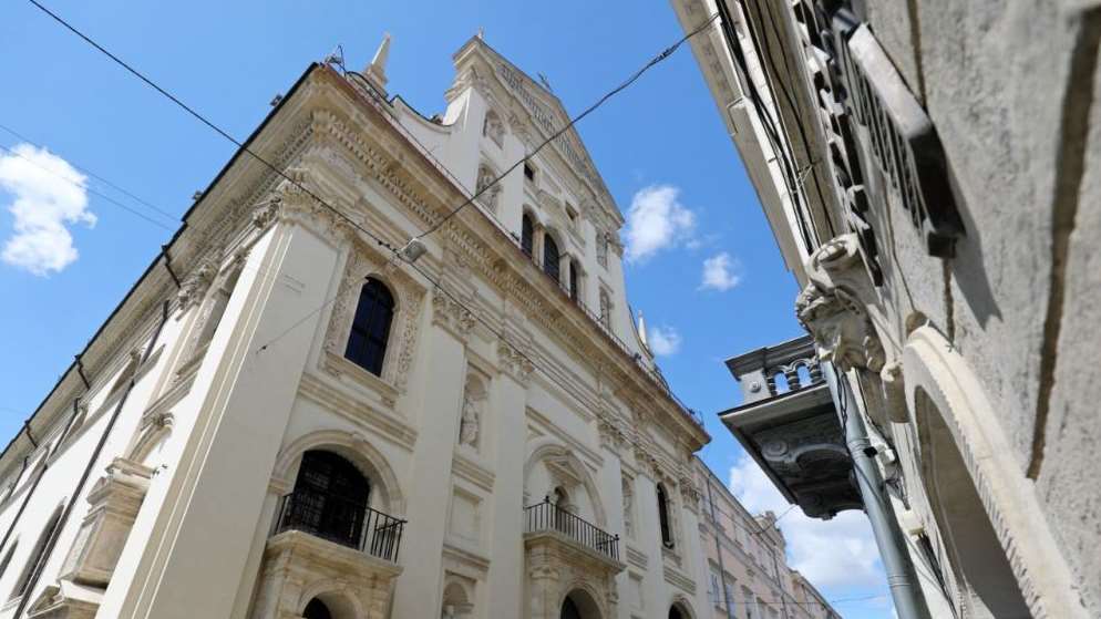 У Львові фасаду 400-літнього Гарнізонного храму повернули автентичний колір