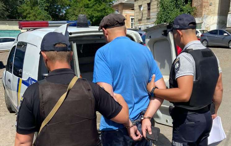 На Стрийщині поліцейські затримали зловмисника, який жорстоко побив сусіда