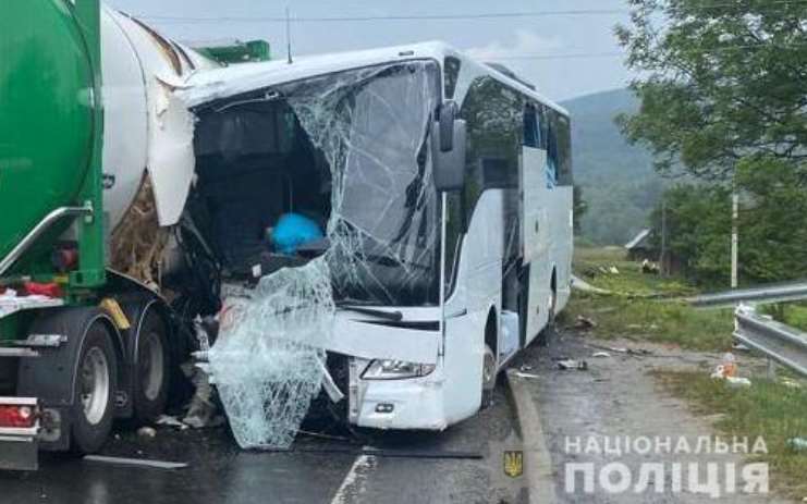 Внаслідок зіткнення автоцистерн з автобусом на Стрийщині загинула одна особа, ще четверо - травмовані