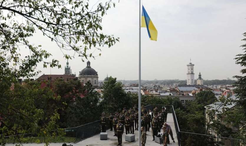 У Львові урочисто підняли прапор України над Меморіалом пам’яті Героїв Небесної Сотні