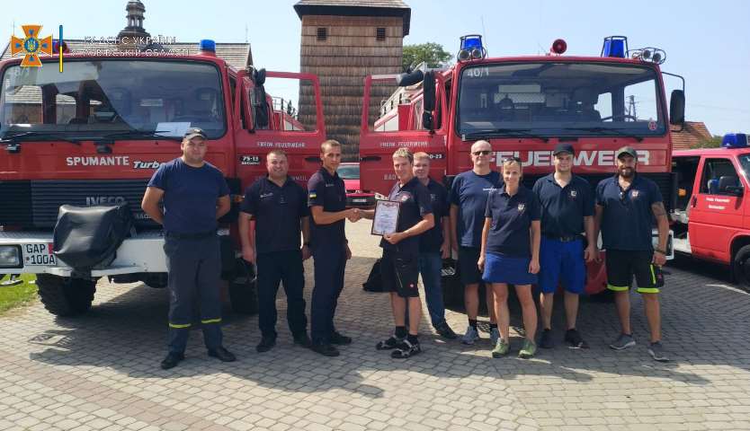 Німецькі колеги подарували львівським рятувальникам дві пожежні автоцистерни