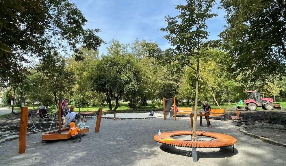 У парку «700-річчя Львова» облаштували великий дитячий ігровий простір