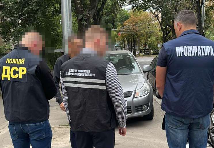 На Львівщині поліцейські затримали організатора незаконного каналу переправлення осіб через кордон
