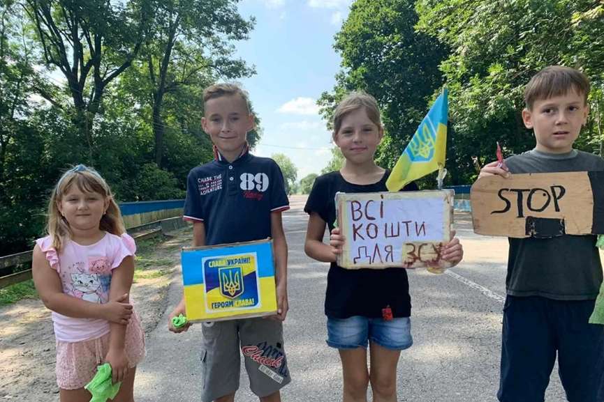 Маленькі українці з великими серцями: як діти з Золочівщини допомагають ЗСУ
