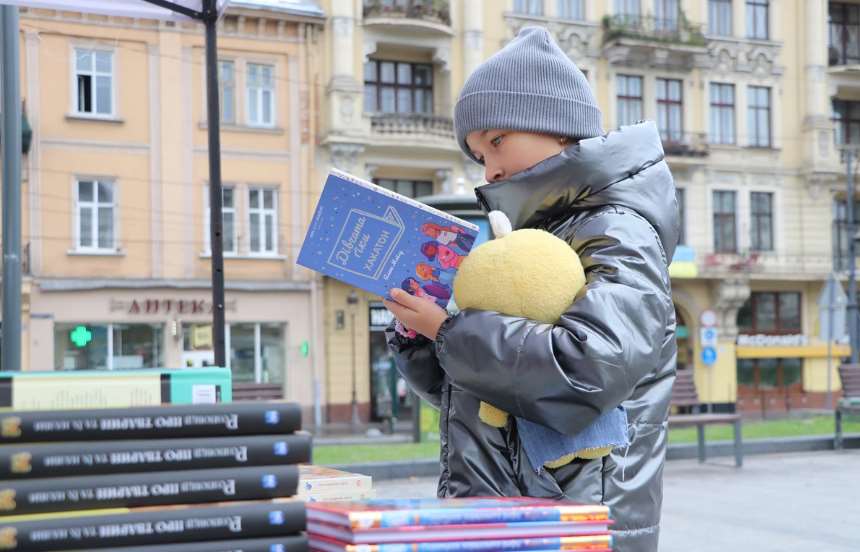 Понад 83 тисячі гривень зібрали під час благодійного книжкового ярмарку на підтримку ЗСУ