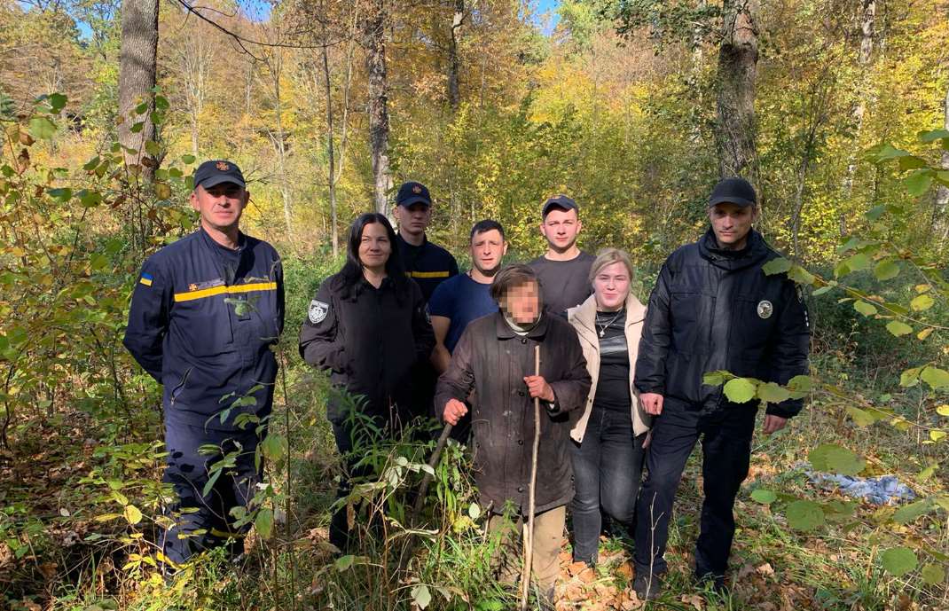 У лісі неподалік Дрогобича правоохоронці розшукали літню жінку, яка заблукала, збираючи гриби