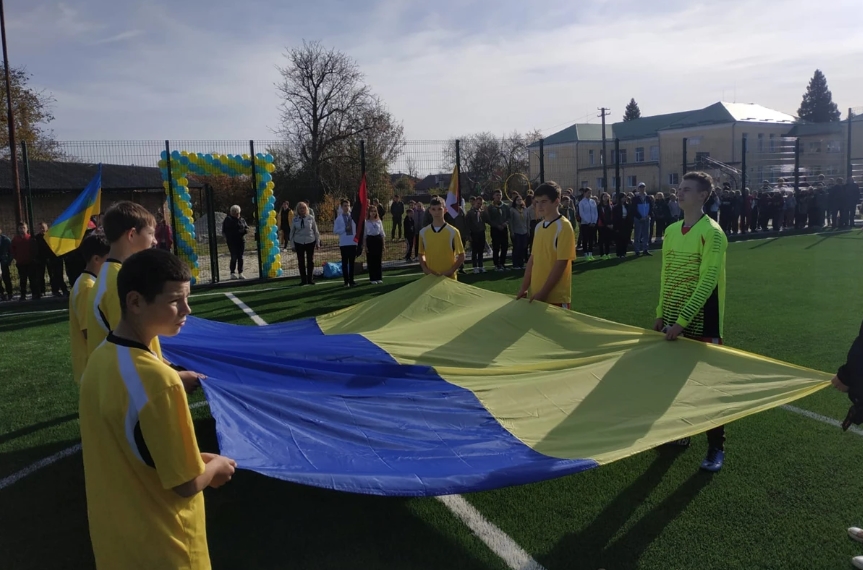 На Золочівщині відбулось відкриття спортивного майданчика з штучним покриттям